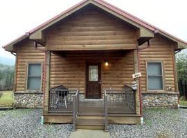 Charming Ruby Bear Home with Amazing View, hotel sa Tellico Plains