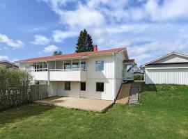 Guestly Homes - 4BR Villa, 6 Beds with 2 Showers, hytte i Boden