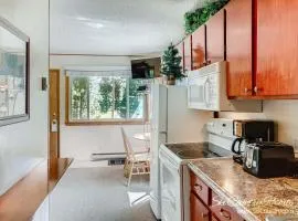 Sunny, Corner Unit with Private Kitchenette, Walk to Town, Onsite Hot Tubs and More! PM4D