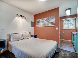 Completely Renovated Unit, Trendy Top Floor with Many Onsite Amenities PM7D, hotel din Breckenridge