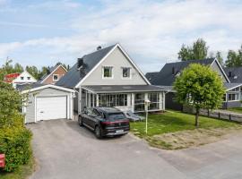 Guestly Homes - 4BR Guestly Villa, hytte i Piteå