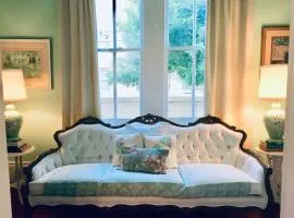 Elisabeth House DOLLHOUSE, 6 BR, French Quarter, Streetcar sleeps 14!