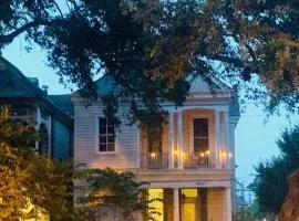 Elisabeth House , JULY 4th Special, DOLLHOUSE, 6 BR Streetcar sleeps 14!