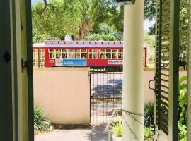 6BR 3 BA HUGE, Balcony, Cemetery, Streetcar sleeps 14!!!