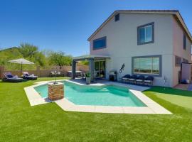 half Mi to Lake Home with Hot Tub and Pool in Goodyear, ξενοδοχείο σε Liberty