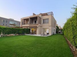 Luxurious & Charming Villa, hotel in Sheikh Zayed