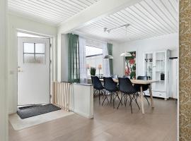 Guestly Homes - 3BR Seaside Luxury Villa, hotell i Piteå