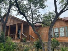 The Den - Family friendly, Close to Fiesta Texas, SeaWorld, Riverwalk and more, hotel in Dominion