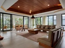 Atsuka Hill View Villa 8 bedrooms with a private heated swimming pool