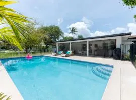 Paradise Pool Villa! Minutes to Beaches & Downtown