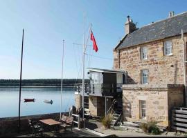 Findhorn House. Luxury waterfront retreat, the perfect getaway!, hotel a Forres
