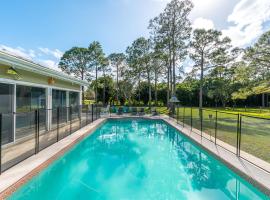Family Retreat Firepit Htd Pool Massive Yard Sleeps 12, hotel v destinaci Palm Beach Gardens