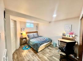 Private Room with Shared Bathroom on a Lower Level of a Big and Peaceful House, hotel in Seattle