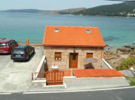 Casita con terraza al lado del mar en O Pindo, מלון עם חניה בקרנוטה