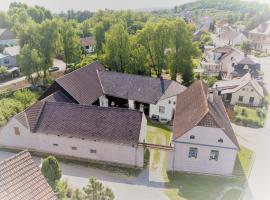 Historic Farmhouse Kojetice, къща тип котидж в Kojetice