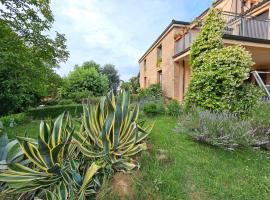 Casa VINCENZO 130 mq con 2 Bagni ed ingresso esclusivo dal giardino, hotel econômico em Felino