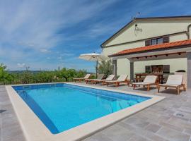 Comfortable apartment in Cerovlje with pool, hotel com estacionamento em Cerovlje