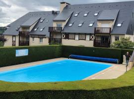 Touques avec terrasse, jardin et piscine, hôtel à Touques