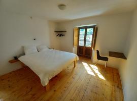 Room in Apartment - Casa Coerente Cavergno Single room 2, hotel en Cevio