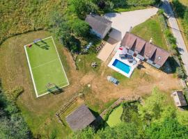 Crazy Villa Gaudiniere 89 - Heated pool - Multisport - 2h Paris - 30p, hotel di Champcevrais