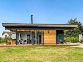 Stunning "Orwell" Scandinave Lodge with Private Hot Tub, cottage à East Bergholt