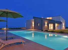 Modern Villa, pool + gym