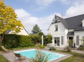 La Villa des Rochettes - Charmante maison avec piscine et jardin, hôtel à Dinard