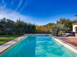villa spacieuse au calme, piscine, avec grand jardin, hotel in Cabris