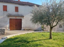 Sea View Karst House Apartment with Bikes, appartamento a Komen