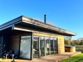 Eco Lodge "Deben" with Private Hot Tub, hotell i nærheten av Flatford i East Bergholt