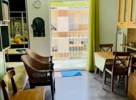 Studio lumineux avec balcon, proche centre-ville et cures, parking inclus, idéal pour 2 personnes - FR-1-703-155