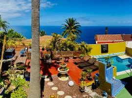 Villa con piscina climatizada y vistas al mar