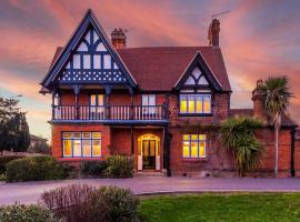 The Windsor Tapestries by Casa by Grace - Stunning 4 Bed Home, Sleeps 7-9, Gorgeous Hot Tub, Free Parking, Dog Friendly, Legoland, Windsor Castle, hôtel avec bain à remous à Windsor