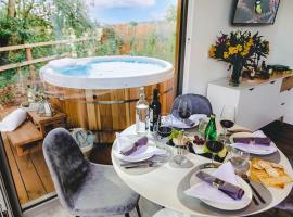 Beautiful "Stour" Eco Lodge with Private Hot Tub, kotedžas mieste East Bergholt