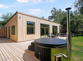 Newly Built Sustainable Wooden House In Idyllic Surroundings, feriebolig i Frederiksværk
