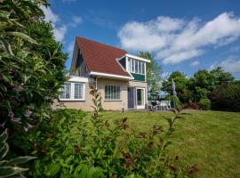 spacious holiday home with private jetty in a prime location on the water, puhkemaja sihtkohas Terherne