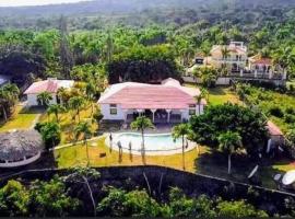 Ocean Breeze Villa Carismar, hotel con piscina en Cabrera