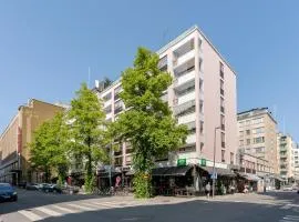 Spacious Downtown Apartment with Balcony next to Restaurants