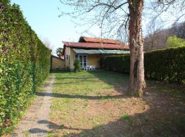 Casa Vacanze Mariatua, villa in Arona