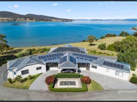 Amazing Sea Views Luxury House, sted med privat overnatting i Hobart