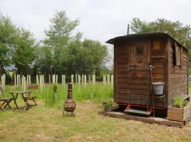 The Falgate Shepherd's Hut, ξενοδοχείο σε Caston