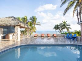 Reef Romance by Grand Cayman Villas & Condos, hotel amb aparcament a Driftwood Village