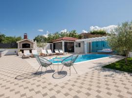 Awesome Home In Kamenmost With Jacuzzi, alquiler vacacional en Kamenmost
