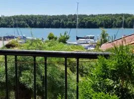 Pokój z tarasem na jezioro, Mikołajki