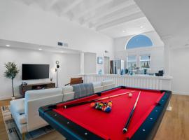 Chic Uptown Phoenix Home - Pool Table & Perfect Location, hotel in Phoenix