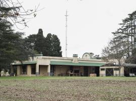 Estancia Santa Elena, hotel with parking in Villa Lía