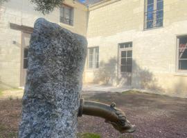 Logis huit clos calme et romantique proche Saumur, hotel em Le Coudray-Macouard