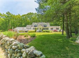 Cozy Bungalow Just Minutes from Mystic, Westerly Beaches, Boating and Casinos! bungalow, hotel v destinaci Groton