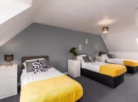 Hills Close - 3 Bed House - FREE Parking
