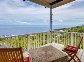 Captain Cook Bungalow with Panoramic Ocean Views!, hótel í Papa Bay Estates
